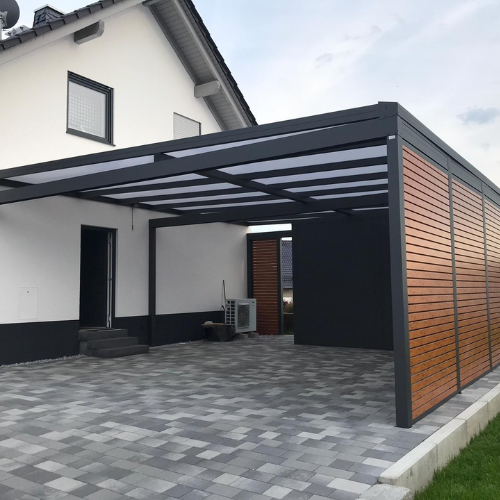 Moderner Carport mit Holzverkleidung und Aluminiumrahmen – idealer Witterungsschutz und stilvolle Ergänzung für das Eigenheim.