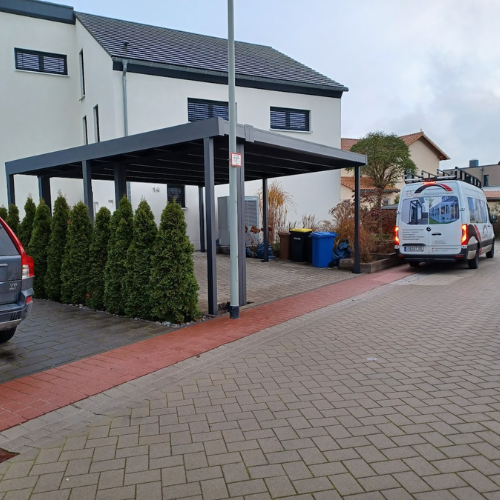 Großer Doppelcarport aus Aluminium mit integriertem Sichtschutz – optimaler Schutz für zwei Fahrzeuge und stilvolle Gestaltung.