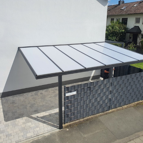 Carport mit lichtdurchlässigem Dach aus Polycarbonat – funktionaler Schutz und modernes Design für Einfahrt und Fahrzeug.