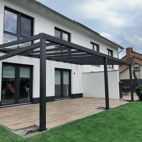Moderne Terrassenüberdachung aus Aluminium mit klarer Dachfläche – stilvolle Planung ohne Planungsfehler