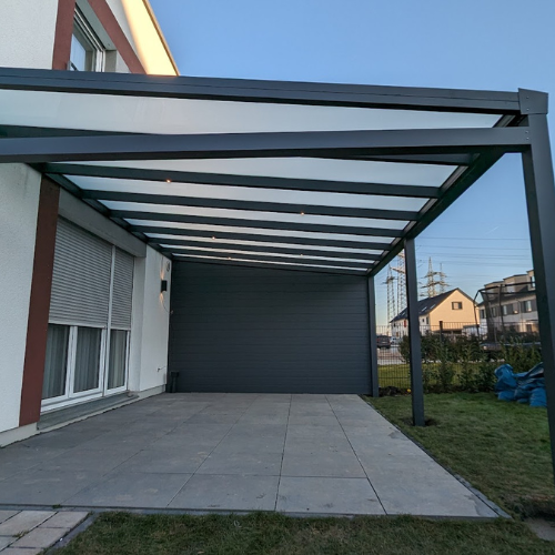 Terrassenüberdachung mit Glasdach auf großer Terrasse – Schutz vor Sonne und Regen durch gute Ausrichtung