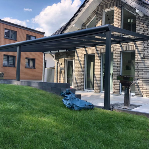 Individuell geplante Terrassenüberdachung vor Einfamilienhaus – optimal dimensioniertes Dach und harmonisches Design