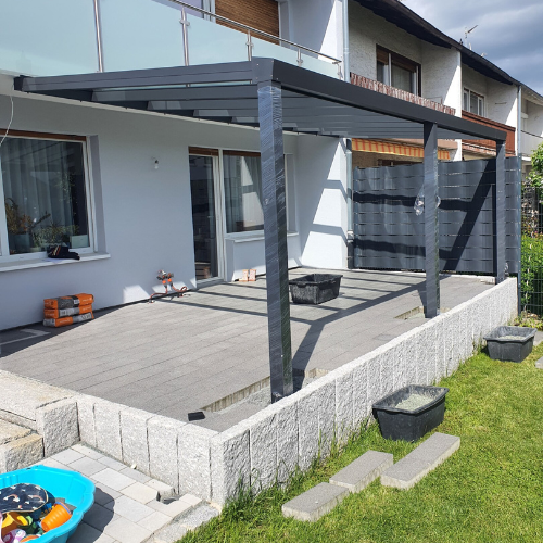 Kombination aus Terrassenüberdachung und seitlichem Windschutz für die Nutzung bei jedem Wetter