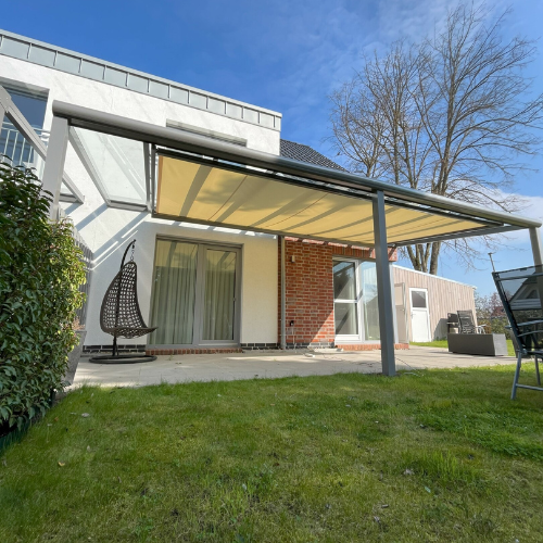 Großflächige Terrassenmarkise mit freier Sicht ins Grüne
