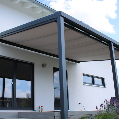 Schlichte elektrische Markise auf modernem Balkon mit weißer Fassade