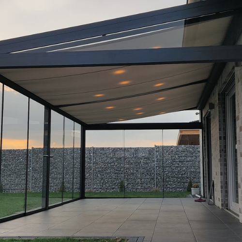Moderne Terrassenüberdachung mit integrierter Beleuchtung und Markise in Glas-Optik